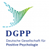 Logo der DGPP, Deutsche Gesellschaft für Positive Psychologie, mit stilisiertem, abstraktem Flügelmotiv in Graustufen.