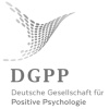 Logo der DGPP, Deutsche Gesellschaft für Positive Psychologie, mit stilisiertem, abstraktem Flügelmotiv in Graustufen.